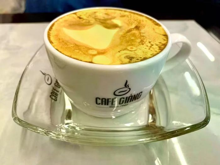  Giảng Cafe - địa chỉ quen thuộc của những thực khách mê hương vị Cafe trứng Hà Nội béo ngậy. Ảnh: ST/vinpearl.com 