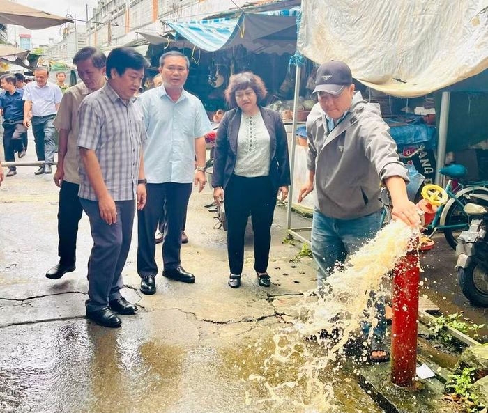  Đoàn giám sát khảo sát thực tế công tác PCCC tại Trung tâm thương mại Pleiku (phường Diên Hồng). Ảnh: P.D 