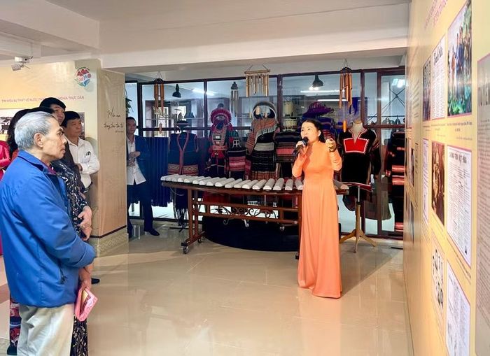  Ông Tạ Chí Tào (bìa trái) cho hay, niềm yêu kính Bác là động lực giúp ông có thêm niềm lạc quan trong cuộc sống, vượt qua bệnh tật. Ảnh: Lam Nguyên 