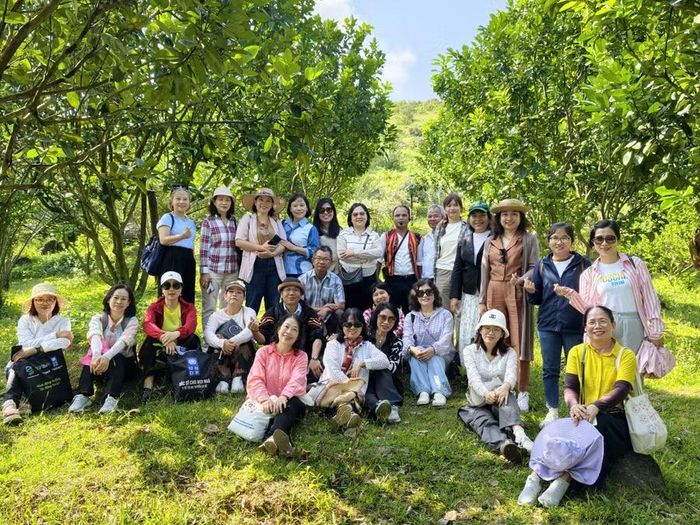 Du khách tham quan, trải nghiệm mô hình du lịch cộng đồng tại làng Vĩnh An. Ảnh: H.P