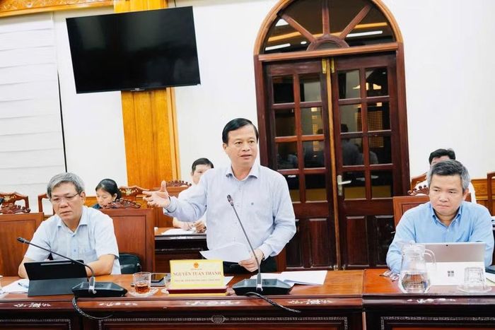 Phó Chủ tịch Thường trực UBND tỉnh Nguyễn Tuấn Thanh báo cáo tại buổi giám sát. Ảnh: N.H