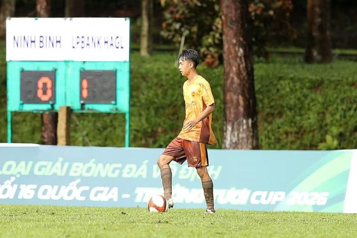 Nguyễn Mạnh Nguyên giữ vai trò trung vệ của U16 LPBank HAGL. Ảnh: Hoàng Tùng