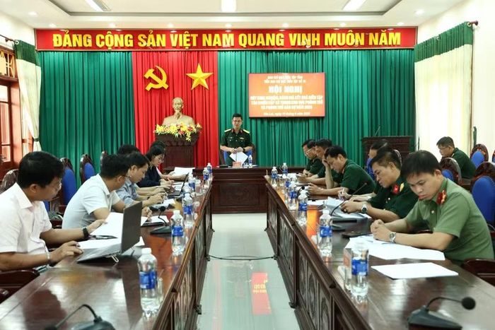 Hội nghị rút kinh nghiệm, đánh giá kết quả diễn tập tác chiến trong khu vực phòng thủ và phòng thủ dân sự các xã, phường thuộc Tiểu ban Chỉ đạo diễn tập số 1. Ảnh: Thành Phúc