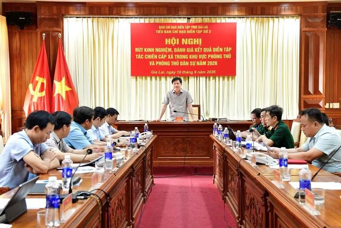 Phó Chủ tịch Thường trực HĐND tỉnh Trương Văn Đạt - Trưởng Tiểu ban Chỉ đạo diễn tập số 2 chủ trì hội nghị rút kinh nghiệm, đánh giá kết quả diễn tập các xã, phường. Ảnh: Anh Tuấn