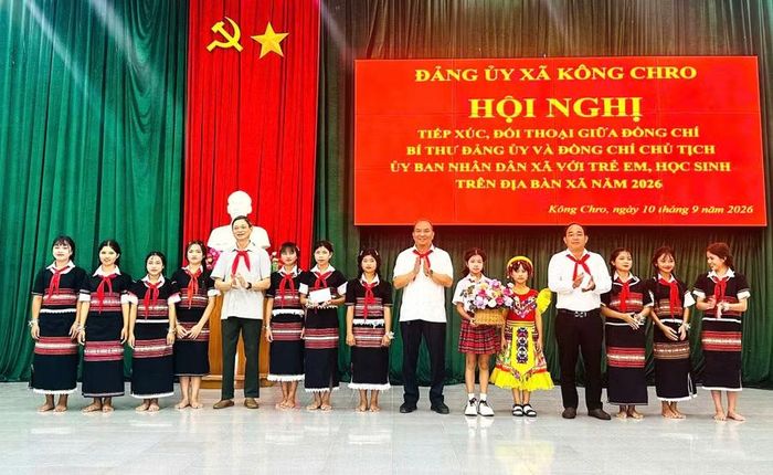  Lãnh đạo xã Kông Chro tặng quà cho các em học sinh. Ảnh: Thúy Ngọ 