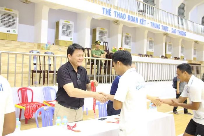  Ông Bùi Trung Hiếu - Phó Giám đốc Sở Văn hóa, Thể thao và Du lịch tỉnh Gia Lai (bìa trái) trao huy chương đồng cho các cầu thủ đội bóng đá nam xã Phú Túc. Ảnh: Trọng Lợi 
