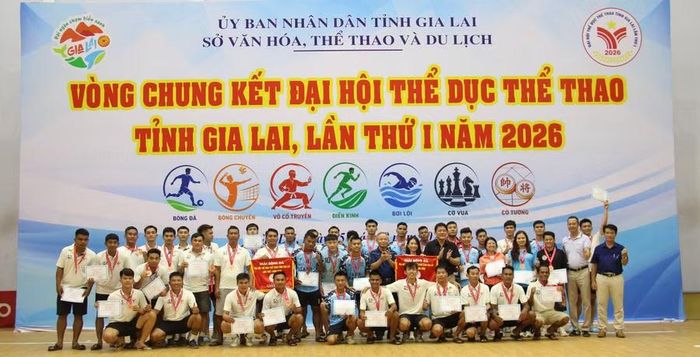  Các cầu thủ, ban huấn luyện 2 đội bóng đá nam xã Phú Túc và phường An Phú chụp ảnh lưu niệm cùng lãnh đạo Sở Văn hóa, Thể thao và Du lịch sau khi nhận giải đồng hạng ba. Ảnh: Trọng Lợi 