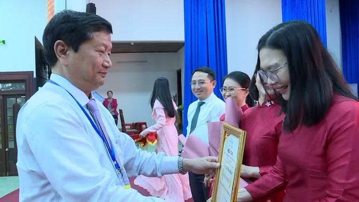  Thạc sĩ Ngô Khắc Ngọc - Tỉnh ủy viên, Hiệu trưởng Trường Chính trị tỉnh Gia Lai trao giải nhất cho đội thi của lớp Trung cấp lý luận chính trị K39. Ảnh: Duy Linh 