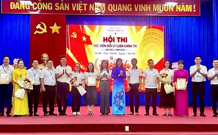  Ban Tổ chức trao các giải cho các đội đạt thành tích xuất sắc. Ảnh: M.L 