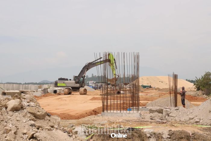 Công trường tuyến đường ven biển Vạn Ninh đi Ninh Hòa.