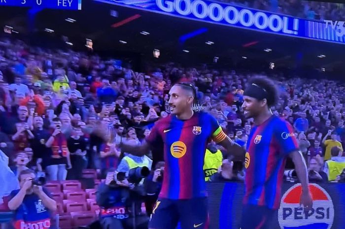 Các cầu thủ Barcelona ăn mừng bàn thắng.