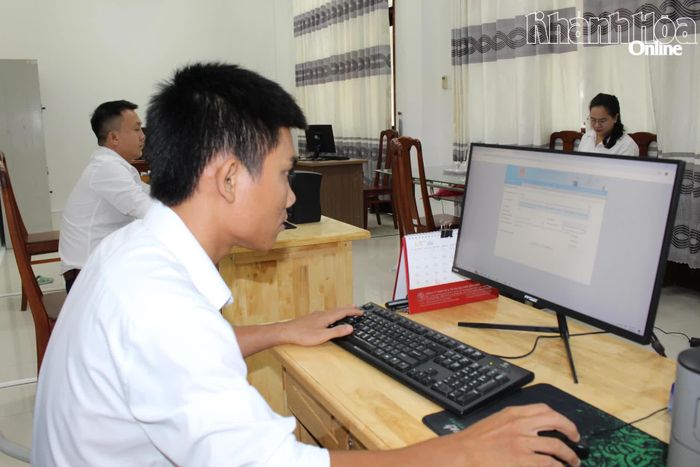 Cán bộ phường Đông Hải làm việc trên môi trường số.