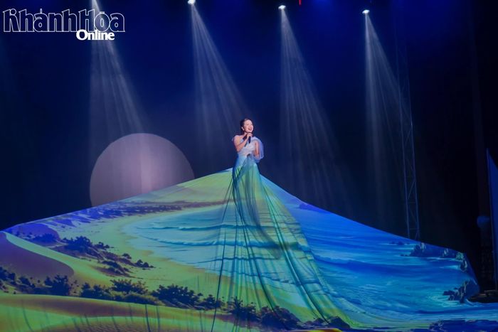 Tiết mục “Bay lên khát vọng biển xanh” kết hợp với trình chiếu ánh sáng 3D mapping.