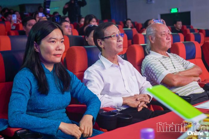 Các đại biểu theo dõi chương trình.