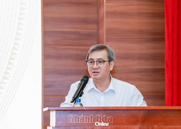 Lãnh đạo Sở Nông nghiệp và Môi trường trao đổi, thảo luận về một số ý kiến, kiến nghị tại hội nghị.