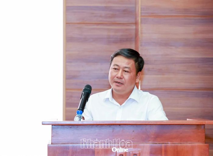Lãnh đạo Ban Tổ chức Tỉnh ủy trao đổi về một số chế độ liên quan đến phụ cấp chức vụ.