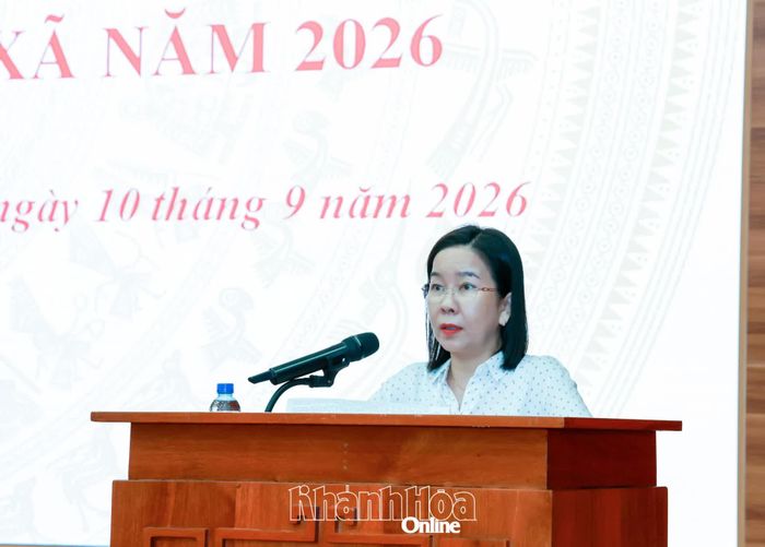Đồng chí Hà Hồng Hạnh - Phó Bí thư Đảng ủy Mặt trận Tổ quốc, các đoàn thể tỉnh báo cáo kết quả tổng hợp ý kiến, kiến nghị và nội dung trả lời của các sở, ban, ngành.