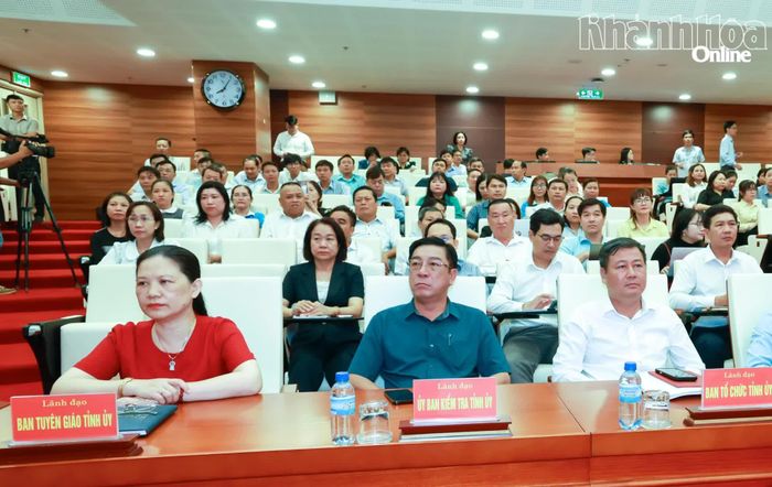 Các đại biểu tham dự hội nghị.