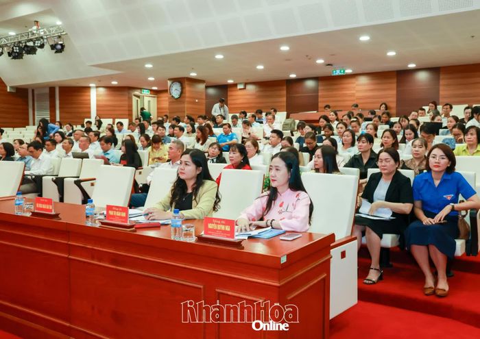 Các đại biểu tham dự hội nghị.