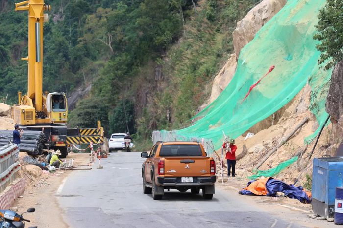 Do vừa thi công vừa đảm bảo lưu thông nên việc khắc phục hư hỏng trên tuyến Quốc lộ 27C gặp nhiều khó khăn