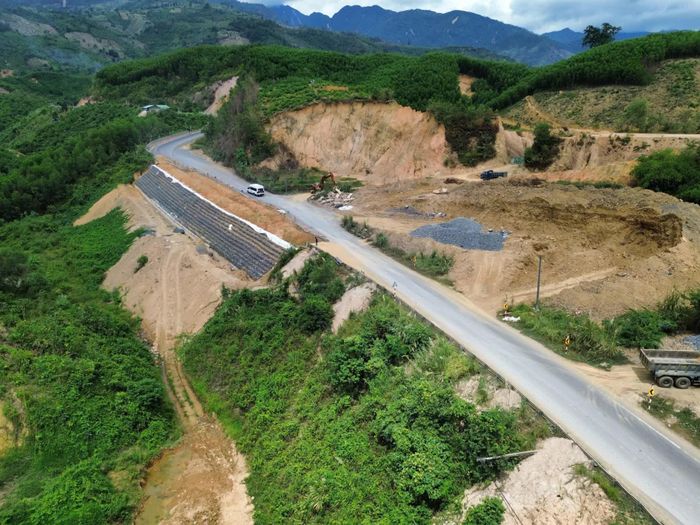 Một đoạn trên Quốc lộ 27C đã được gia công taluy