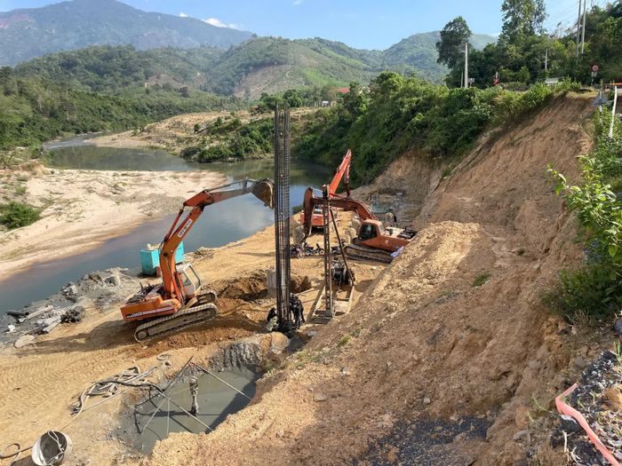 Đơn vị thi công khoan móng, đổ bê tông để gia cố đoạn dưới chân đèo Khánh Lê