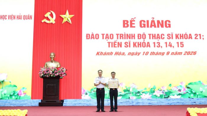 Lãnh đạo học viện trao thưởng cho học viên đào tạo Thạc sĩ khóa 21 hoàn thành xuất sắc nhiệm vụ khoá học.