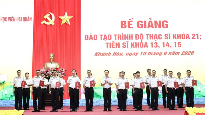 Chuẩn Đô đốc Nguyễn Hữu Thoan trao bằng thạc sĩ cho các học viên.