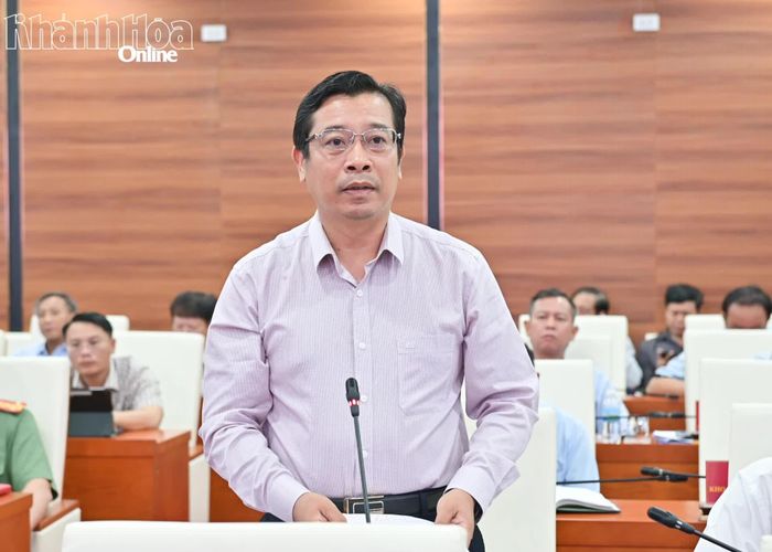 Lãnh đạo Sở Xây dựng phát biểu tại cuộc họp.