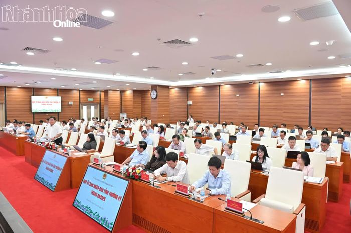 Quang cảnh cuộc họp thường kỳ.