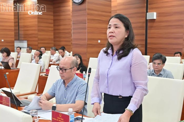 Lãnh đạo Thống kê tỉnh báo cáo tình hình phát triển kinh tế - xã hội của tỉnh.