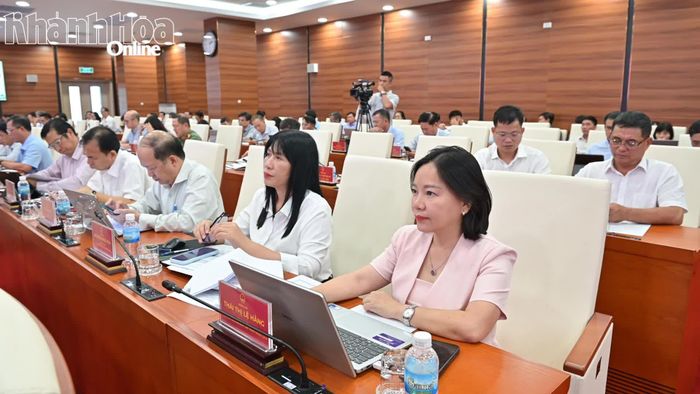 Lãnh đạo các sở, ban, ngành dự họp.