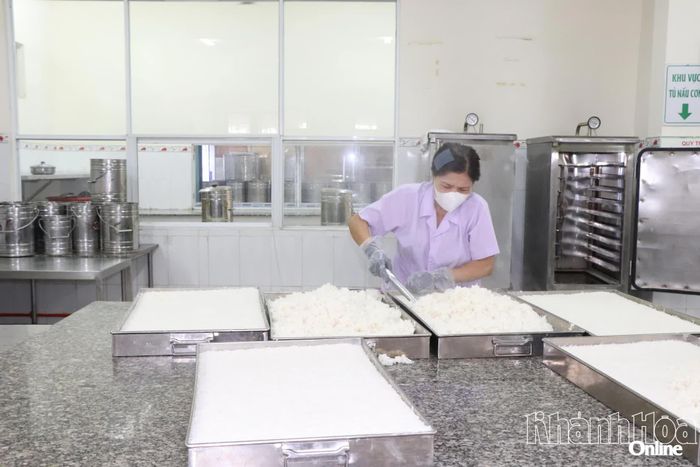 Nhân viên bếp ăn bán trú của Trường Tiểu học Nha Trang chuẩn bị bữa ăn cho học sinh.