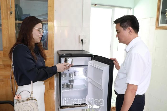 Đoàn kiểm tra của Sở Giáo dục và Đào tạo kiểm tra khu lưu mẫu thức ăn của Trường Mầm non Nha Trang.