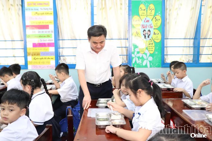 Ông Vũ Ngọc Đương - Giám đốc Sở Giáo dục và Đào tạo kiểm tra khẩu phần ăn của học sinh Trường Tiểu học Nha Trang.