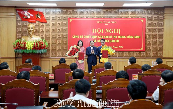 Đồng chí Lê Minh Ngân - Bí thư Tỉnh uỷ, Chủ tịch HĐND tỉnh trao quyết định của Ban Bí thư và chúc mừng các đồng chí Hà Trọng Hải, Đào Thị Lan Anh. 
