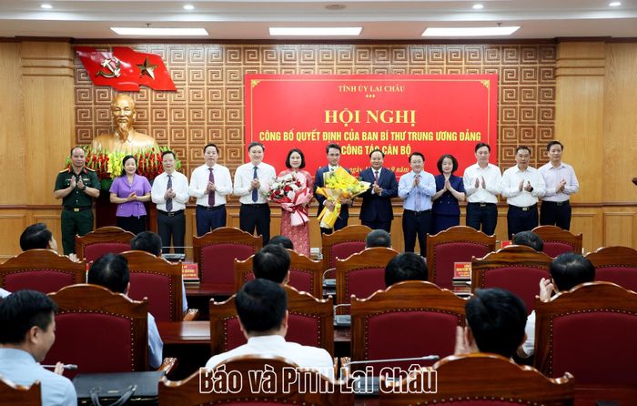 Các đồng chí trong Ban Thường vụ Tỉnh ủy chúc mừng các đồng chí: Hà Trọng Hải, Đào Thị Lan Anh. 