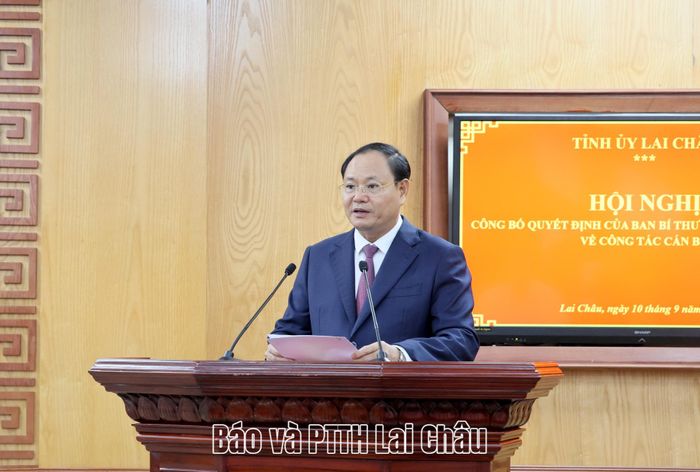 Đồng chí Lê Minh Ngân - Bí thư Tỉnh ủy, Chủ tịch HĐND tỉnh phát biểu giao nhiệm vụ tại hội nghị. 