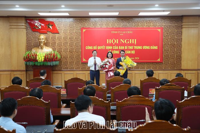 Đồng chí Hà Quang Trung - Phó Bí thư Tỉnh uỷ, Chủ tịch UBND tỉnh chúc mừng các đồng chí: Hà Trọng Hải, Đào Thị Lan Anh. 
