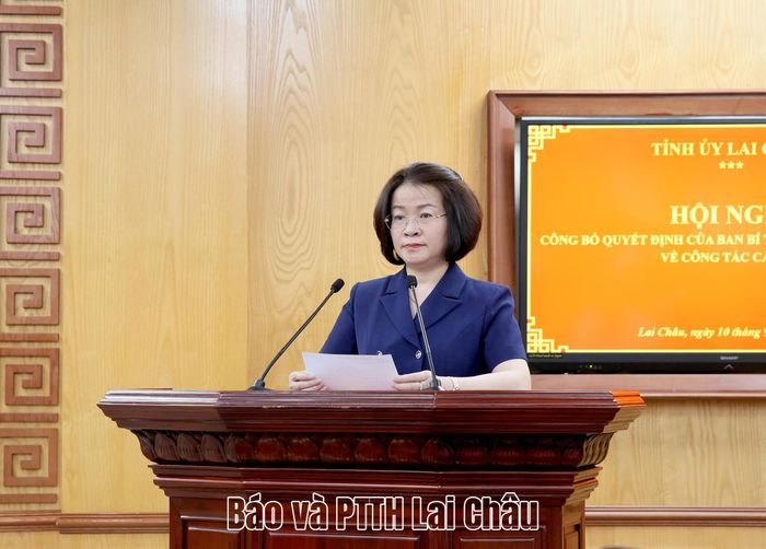 Đồng chí Lê Thị Hường - Ủy viên Ban Thường vụ Tỉnh ủy, Trưởng Ban Tổ chức Tỉnh ủy công bố quyết định của Ban Bí thư Trung ương Đảng. 