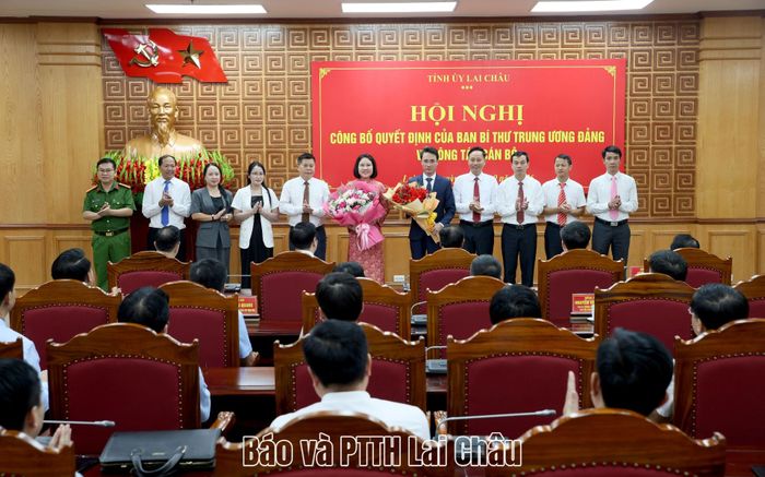 Ban Thường vụ Đảng uỷ phường Đoàn Kết chúc mừng các đồng chí: Hà Trọng Hải, Đào Thị Lan Anh. 