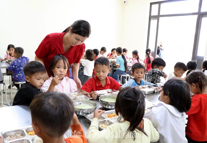 Bữa cơm đầy đủ chất dinh dưỡng của học sinh.