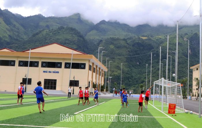 Học sinh được thỏa niềm đam mê với trái bóng.