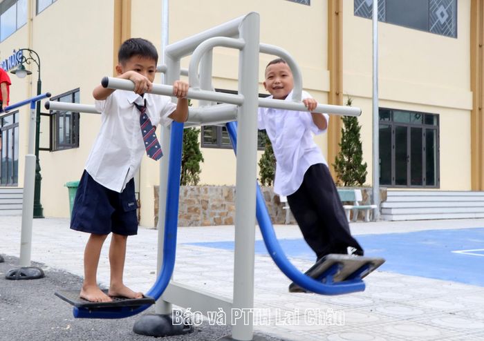 Các em vừa được vui chơi vừa được tập thể dục trong ngôi trường mới.