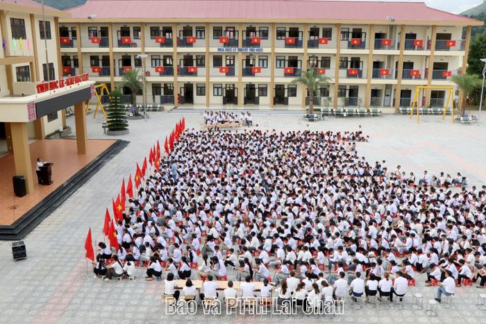 Buổi chào cờ đầu tiên năm học mới tại ngôi trường mới.