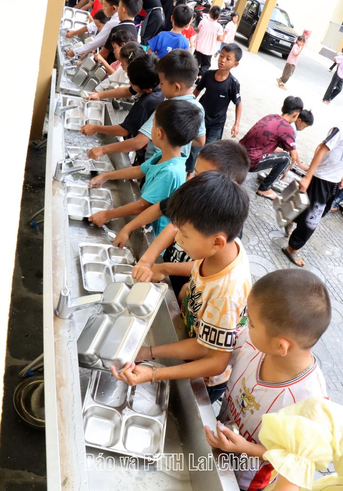 Học sinh được rèn luyện tính tự lập trong môi trường sinh hoạt chung.