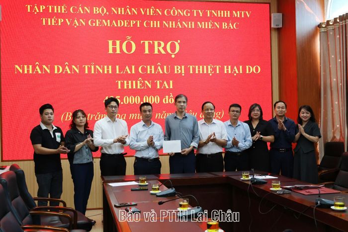 Đại diện Công ty TNHH MTV Tiếp vận Gemadept chi nhánh miền Bắc trao tiền hỗ trợ cho Ủy ban MTTQ Việt Nam tỉnh.