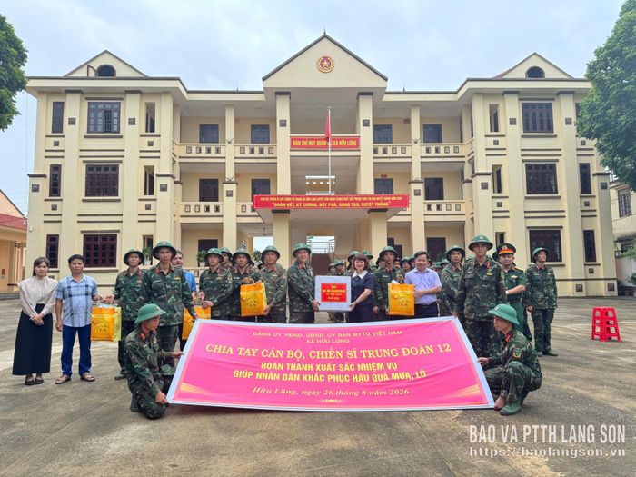 Phút quyến luyến chia tay cán bộ, chiến sĩ Trung đoàn 12  giúp dân khắc phục hậu quả bão Narra 2026