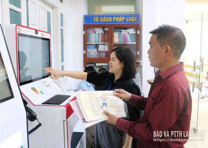 Cán bộ Trung tâm Phục vụ hành chính công phường Kỳ Lừa hướng dẫn người dân sử dụng "Trạm Dịch vụ công số" thực hiện thủ tục hành chính