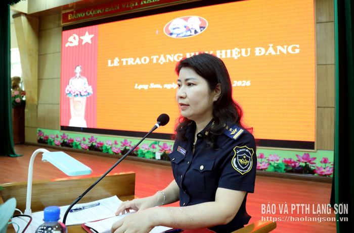 Đại diện Đảng ủy Hải quan khu vực VI công bố các quyết định của Tỉnh ủy về tặng Huy hiệu 35 năm tuổi Đảng đợt 2/9/2026 cho 3 đảng viên thuộc Đảng bộ Hải quan khu vực VI